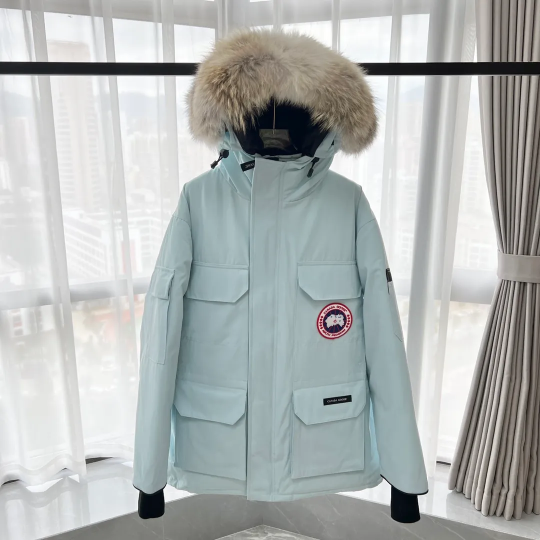 P800 Canada Goose "Canada Goose"🇨🇦 Beichen White / 08 Expedition Parka 4660M Product color: black, off-white, red, sand pink, sky blue, graphite gray, Beichen white, navy blue, sky blue, gray camouflage gray black label Product size: XS, S, M, L, XL, XXL The Expedition was originally a parka designed for scientists at the McMurdo Research Station in Antarctica. Whether your next journey takes you into the frozen urban jungle or across uncharted ice fields, wear Canada Goose's Expedition Parka and get proven results year after year in Antarctica by the National Science Foundation's Center for Polar Research.  Material list: 1⃣ Uses Y-shaped Velcro imported from Taiwan (exclusive in the market) 2⃣ Uses 18-count polyester-cotton blended fabric imported from South Korea (authentic synchronized fabric) 3⃣ National standard 80% white duck down, (zp uses 80% white duck down/90% of all boasts are fake) 4⃣ Western Canadian coyote hair (non-market dyed fox hair filled with wolf hair) Material analysis characteristics: 1⃣ The original/polyester-cotton fabric has a high polyester fiber content, and the polyester-cotton fabric has high heat and light resistance and good stability. It has bright colors, high fiber strength, durability, light resistance, heat resistance, and straightness. 2⃣ As we all know, the original version uses 80% white duck down. The fill power refers to the cubic inches of volume occupied by each ounce (30 grams) of down under certain conditions. If one ounce of down occupies 500 cubic inches, the fill power of the down is 500. So we can simply understand it as: fill power is the volume of down, and the volume of down is fill power. The higher the fill power of down, it means that under the same filling amount, down can fix a larger volume of air layer to keep warm and insulate, so the warmth retention of down is better. 3⃣ Western Canadian coyote hair, "large range of selected neck hair" is soft and fluffy, each wolf hair is 60-63 long / 14-16 wide at the peak, this width + preferred parts. It is basically unmatched by the same industry